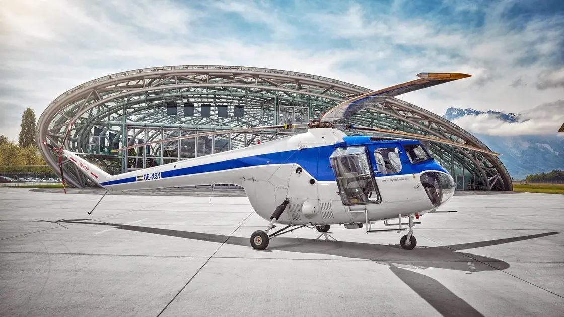 Sycamore vor Hangar 7 am Salzburger Flughafen